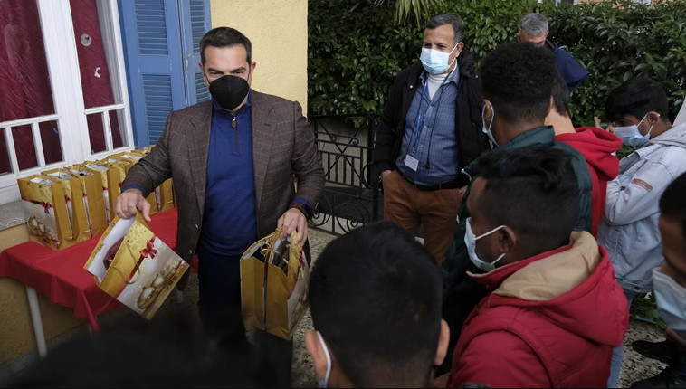Αλέξης Τσίπρας – Μοίρασε δώρα σε ανήλικα προσφυγόπουλου για την Πρωτοχρονιά