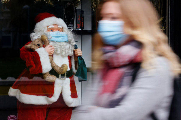 Νέα μέτρα λόγω εορτών και Όμικρον – Τις επόμενες ώρες οι ανακοινώσεις – «Στόχος να μην πάμε σε καθολικούς περιορισμούς»