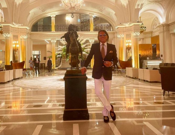 Ο Ηλίας Ψινάκης ετοιμάζεται για Χριστούγεννα στο… Παρίσι