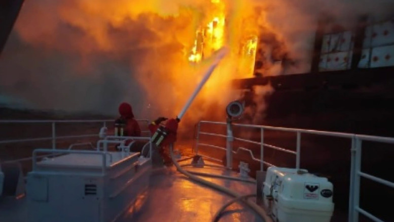 Πλοίο καίγεται επί 5 μέρες στη θάλασσα – Μεταφέρει ξύλα – Δείτε τις προσπάθειες των πυροσβεστών