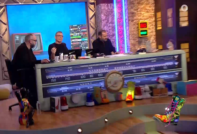 Ράδιο Αρβύλα – Βγήκαν με μαύρα ρούχα οι παρουσιαστές – Εξηγούν γιατί κάνουν σήμερα εκπομπή