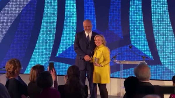 ΗΠΑ – Η Κλίντον βράβευσε τον Ράμα και του έπλεξε το εγκώμιο