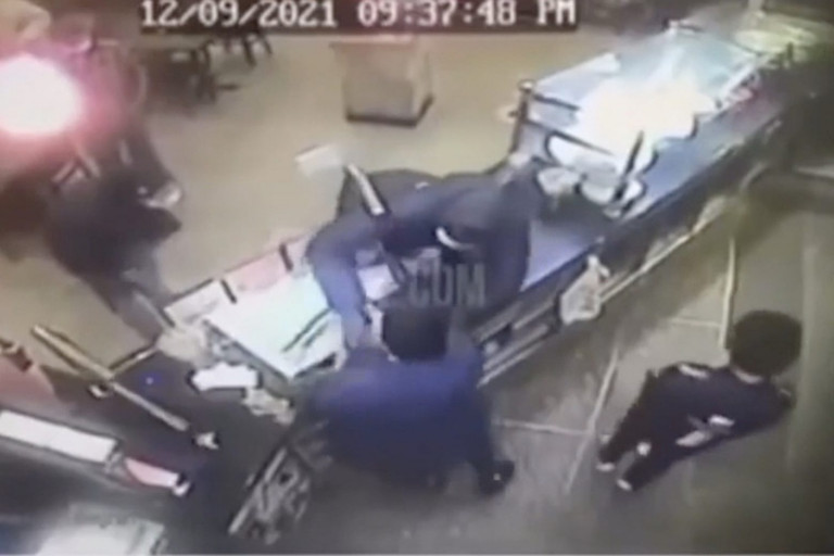 ΗΠΑ – Βίντεο σοκ με 14χρονο να πυροβολεί στο κεφάλι ληστή