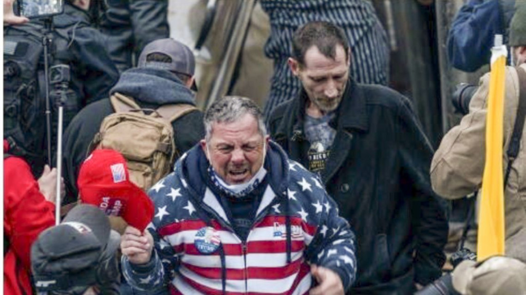 ΗΠΑ – Αποκήρυξε… τον Τραμπ για να γλιτώσει 5ετή φυλάκιση λόγω εισβολής του στο Καπιτώλιο