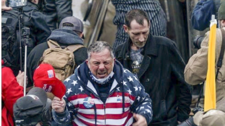 ΗΠΑ – Αποκήρυξε… τον Τραμπ για να γλιτώσει 5ετή φυλάκιση λόγω εισβολής του στο Καπιτώλιο