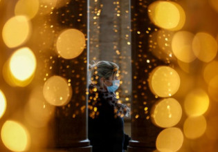 Παραλλαγή Όμικρον – Τα τέσσερα πακέτα περιορισμών που θα εξετάσουν σήμερα οι ειδικοί – Γιατί θέλουν μέτρα εδώ και τώρα