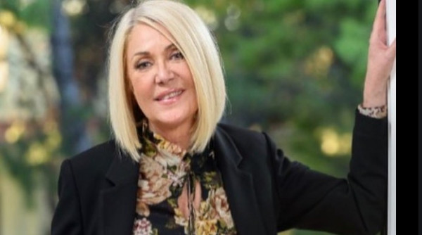 Ρούλα Κορομηλά – Δείτε πώς ήταν σε νεαρή ηλικία η αγαπημένη παρουσιάστρια