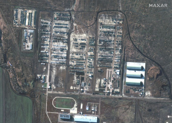 Ρωσία – Εικόνες δορυφόρου δείχνουν να έχει συγκεντρώσει εκατοντάδες τεθωρακισμένα στα σύνορα με την Ουκρανία