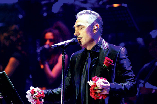 Νότης Σφακιανάκης – Καταρρακωμένος ο τραγουδιστής με την αυτοκτονία του πρώην συνεργάτη του