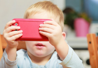 Παιδί – Πότε το κινητό προκαλεί εξάρτηση – Πως θα καταλάβετε εάν το παιδί είναι εθισμένο