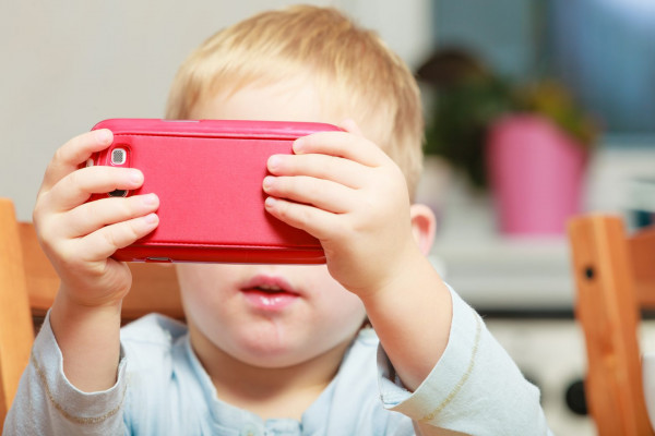 Παιδί – Πότε το κινητό προκαλεί εξάρτηση – Πως θα καταλάβετε εάν το παιδί είναι εθισμένο
