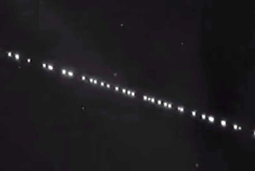 Σοκαριστικό – Αφωνοι όσοι είδαν ξαφνικά αυτά τα μυστηριώδη φώτα στον ουρανό (βίντεο)