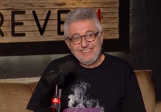 Στάθης Παναγιωτόπουλος – Με υπολογιστές και καυτό υλικό φεύγουν οι αστυνομικοί – Ολοκληρώθηκε η κατ’ οίκον έρευνα