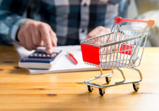 Σουπερμάρκετ – Ηλεκτρικό και βενζίνη «ροκανίζουν» την αξία του καλαθιού της νοικοκυράς