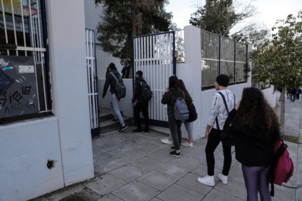 Θεσσαλονίκη  – Αρνητής καθηγητής βρέθηκε εκτός σχολείου – Δεν προσκόμιζε τα πιστοποιητικά
