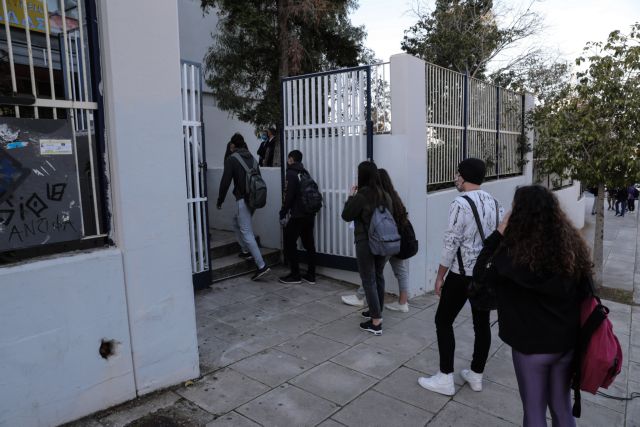 Θεσσαλονίκη  - Αρνητής καθηγητής βρέθηκε εκτός σχολείου - Δεν προσκόμιζε τα πιστοποιητικά