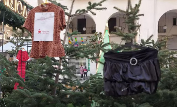 Θεσσαλονίκη – Ρούχα για τις γυναικοκτονίες κρέμασε στην πλατεία Αριστοτέλους η νεολαία του ΣΥΡΙΖΑ