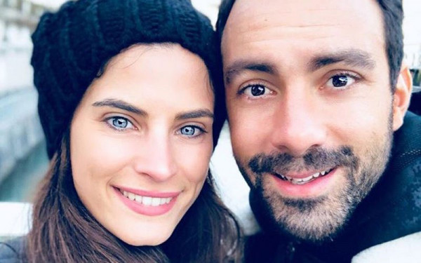 Σάκης Τανιμανίδης-Χριστίνα Μπόμπα – Μας δείχνουν για πρώτη φορά τα πρόσωπα των διδύμων τους