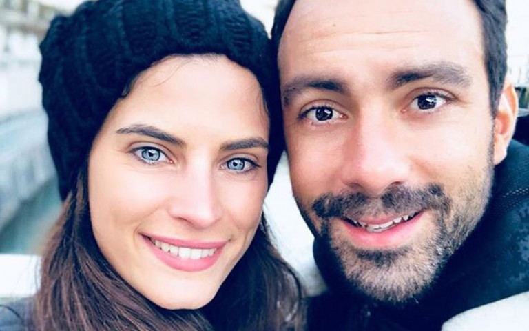 Σάκης Τανιμανίδης-Χριστίνα Μπόμπα – Μας δείχνουν για πρώτη φορά τα πρόσωπα των διδύμων τους