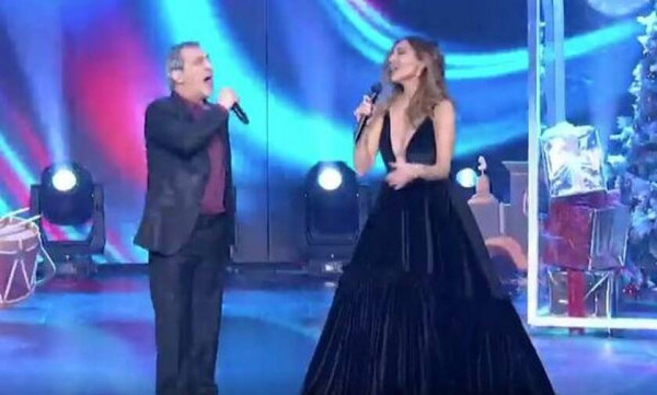 J2US – Ο Θέμης Αδαμαντίδης χάνει το μικρόφωνο και κάνει ελιγμό για να το πιάσει