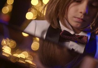 Δυο νέοι μουσικοί φέρνουν τα Χριστούγεννα πιο κοντά