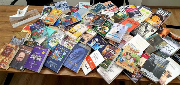 Το Μαξίμου έστειλε βιβλία λογοτεχνίας στην Τήνο, για τους νέους του νησιού