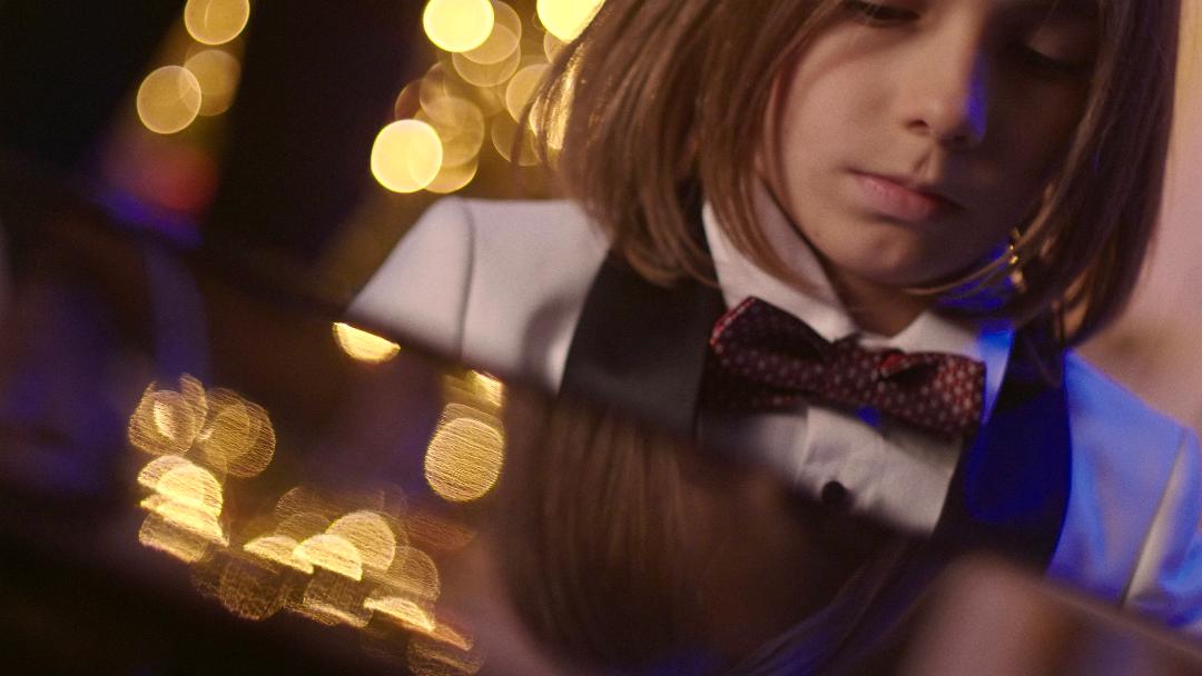 Δυο νέοι μουσικοί φέρνουν τα Χριστούγεννα πιο κοντά