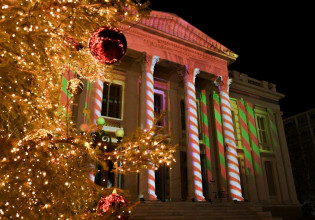Σε γιορτινή ατμόσφαιρα ο Δήμος Πειραιά