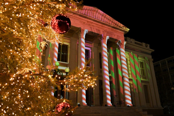Σε γιορτινή ατμόσφαιρα ο Δήμος Πειραιά