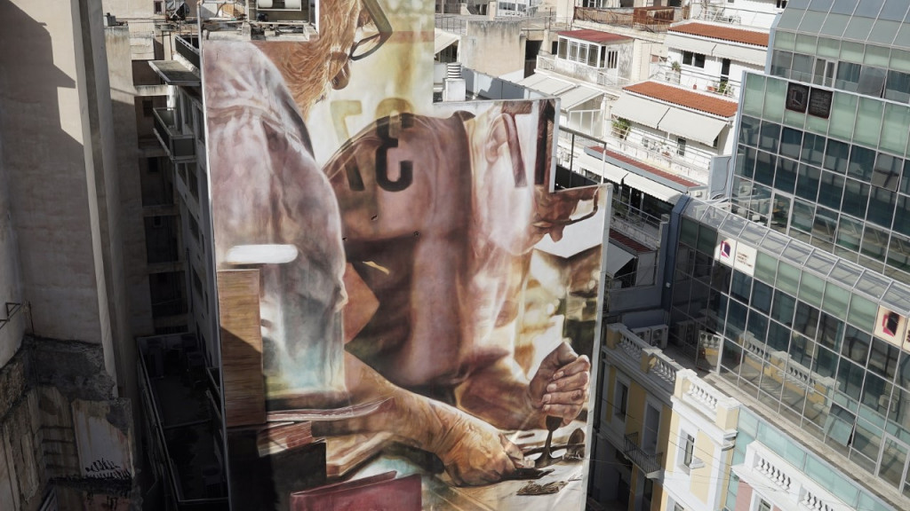 Ο κορυφαίος Αυστραλός εικαστικός Guido van Helten «υπογράφει» τη νέα τοιχογραφία στα Εξάρχεια