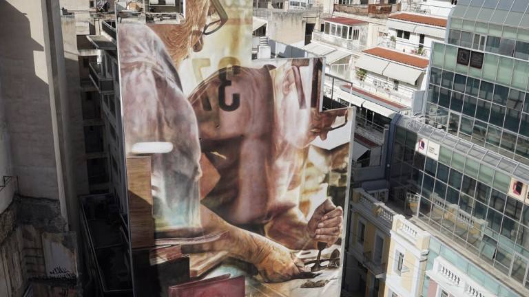 Ο κορυφαίος Αυστραλός εικαστικός Guido van Helten «υπογράφει» τη νέα τοιχογραφία στα Εξάρχεια