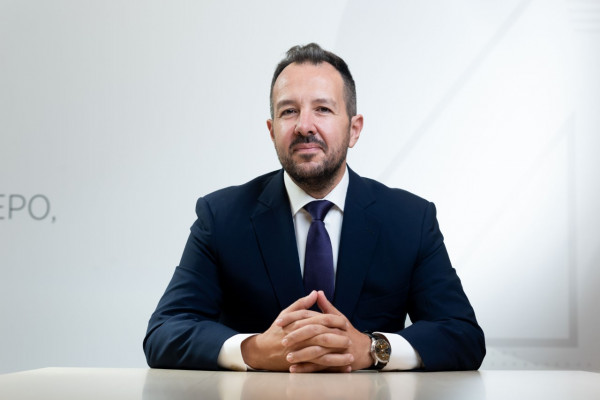 Σταύρος Δρακουλαράκος – Παπαστράτος: «Με όχημα την επιστήμη, για το τέλος του τσιγάρου»