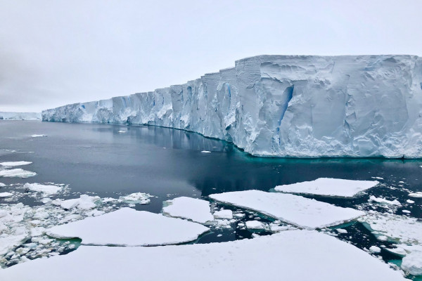 Κλιματική αλλαγή – Ανησυχητικές ρωγμές αποσταθεροποιούν τον «παγετώνα του ολέθρου» στην Ανταρκτική