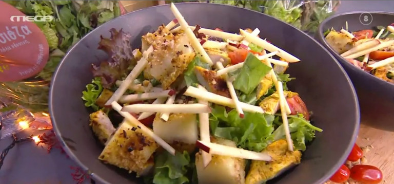 Ο Τίμος Ζαχαράτος ετοιμάζει σαλάτα καπριτσιόζα με κοτόπουλο και γραβιέρα παναρισμένη με ξηρούς καρπούς