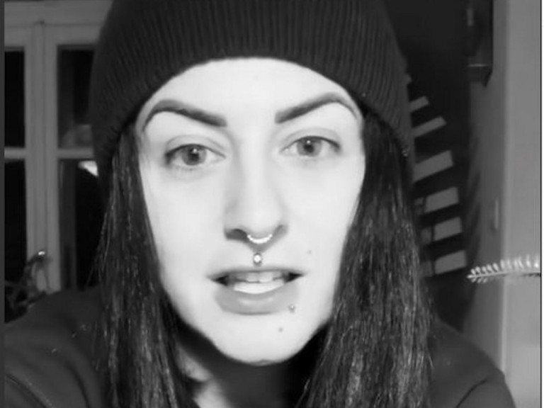 Έμφυλη βία – Η εικαστικός Νίκη Τριανταφυλλοπούλου περιγράφει την κακοποίηση που υπέστη