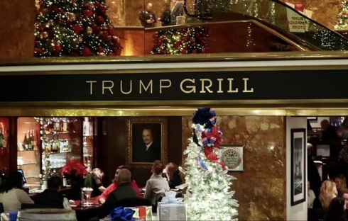 Τραμπ – Εξαγριωμένοι πρώην οπαδοί του διαδηλώνουν έξω από το Trump tower