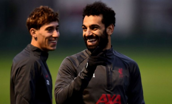 Ο Σαλάχ ψηφίζει… Τσιμίκα – Η selfie των δύο κολλητών στην πτήση για Μιλάνο