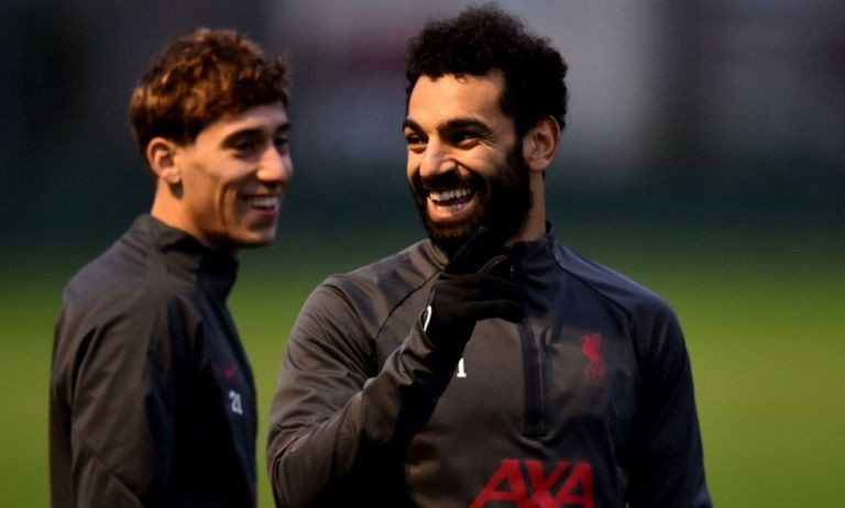 Ο Σαλάχ ψηφίζει… Τσιμίκα – Η selfie των δύο κολλητών στην πτήση για Μιλάνο