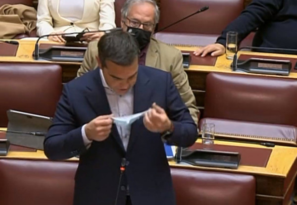 Η μάσκα του Τσίπρα, ο «έντρομος» βουλευτής και τα… γέλια στη Βουλή