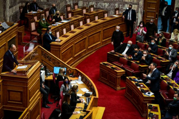Επεισόδιο στη Βουλή ανάμεσα σε Τσίπρα και Γεραπετρίτη