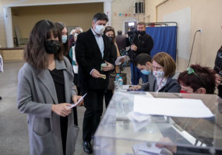 ΚΙΝΑΛ – Στην Καλλιθέα ψήφισε η οικογένεια της Φώφης Γεννηματά – Το μήνυμα του Ανδρέα Τσούνη