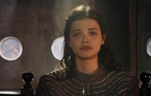 Τζένη Καζάκου – Ποζάρει «χτυπημένη» και στέλνει μήνυμα για τη βία κατά των γυναικών