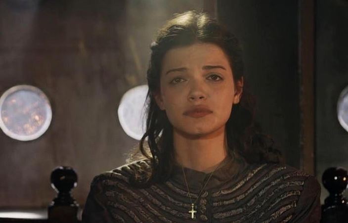 Τζένη Καζάκου – Ποζάρει «χτυπημένη» και στέλνει μήνυμα για τη βία κατά των γυναικών