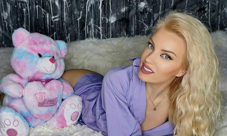 Τζούλια Νόβα – Μιλά για τον τοκετό στο σπίτι και περιγράφει πώς έφερε στον κόσμο το μωρό της