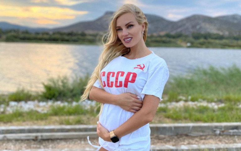 Τζούλια Νόβα – Ποζάρει αγκαλιά με τη νεογέννητη κόρη της και λάμπει από ευτυχία