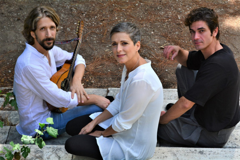 «Οι Μέλισσες αγριεύουν τις νύχτες στο Γυάλινο» – Μουτσάτσου, Sid και Γκοτσόπουλος με καλεσμένη την Μαρία Κίτσου