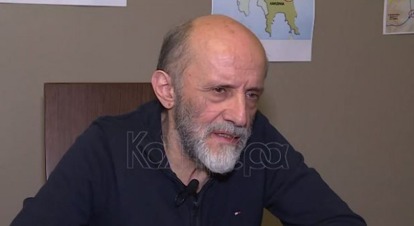 Μάνος Βακούσης – «Πηγαίνω και χαζεύω τα κόκκαλα της μάνας μου στο κοιμητήριο»