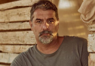 Βασίλης Μπισμπίκης – Φωτογραφίζει τον γιο του και συγκινεί