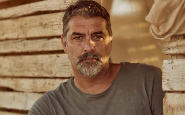 Βασίλης Μπισμπίκης – Φωτογραφίζει τον γιο του και συγκινεί