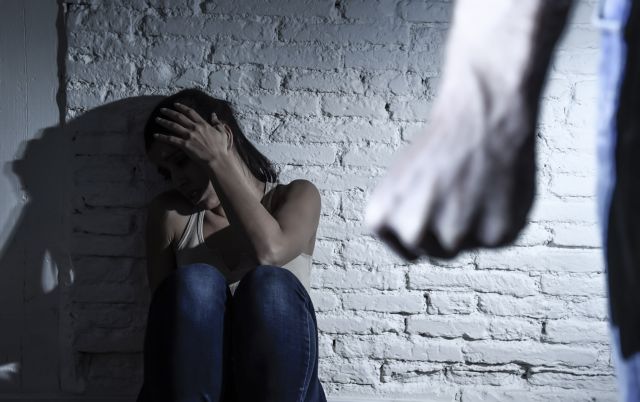 Χαλκίδα - Γυναίκα ξυλοκοπήθηκε από τον σύζυγό της μπροστά στα μάτια του παιδιού τους